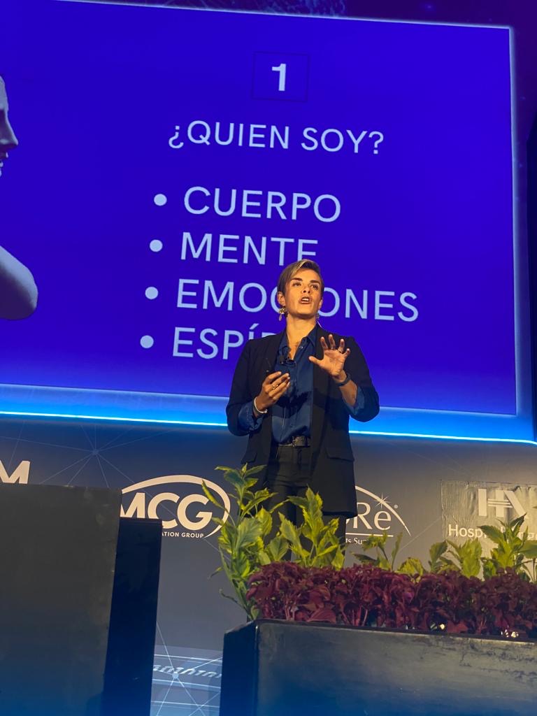 Karla Lara impartiendo una conferencia a una audiencia corporativa